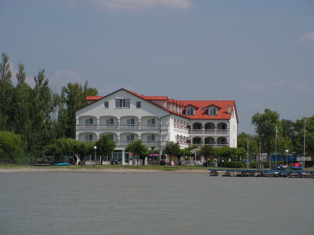 Seehotel Herlinde Podersdorf am See Exteriör bild